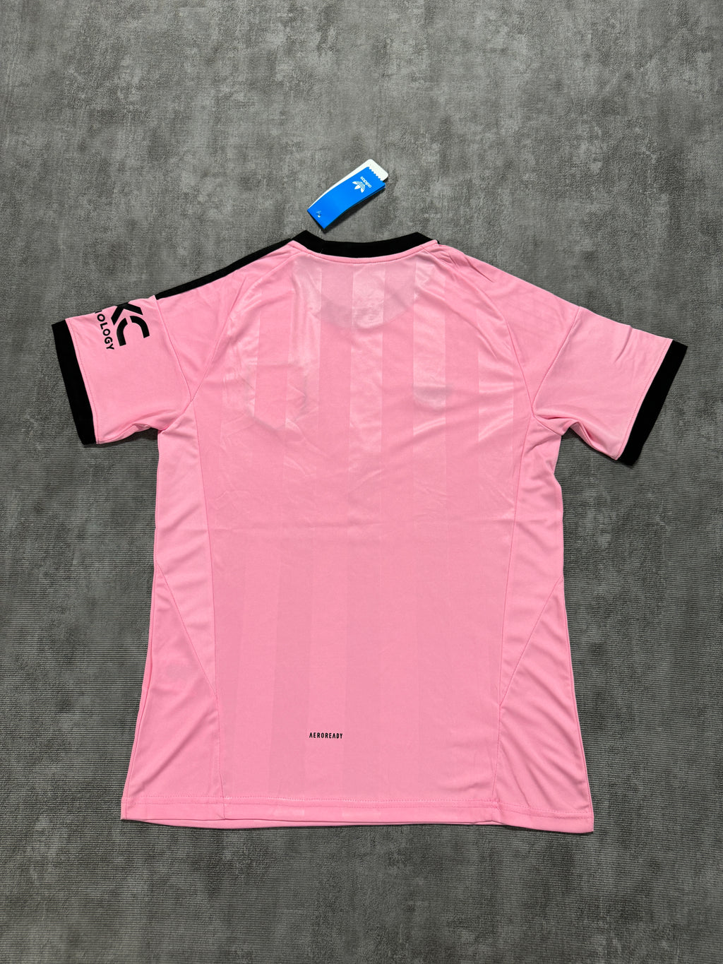 2025-26 Man United Goalkeeper Pink - image 2