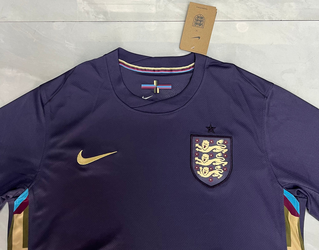 24 England Away - image 3