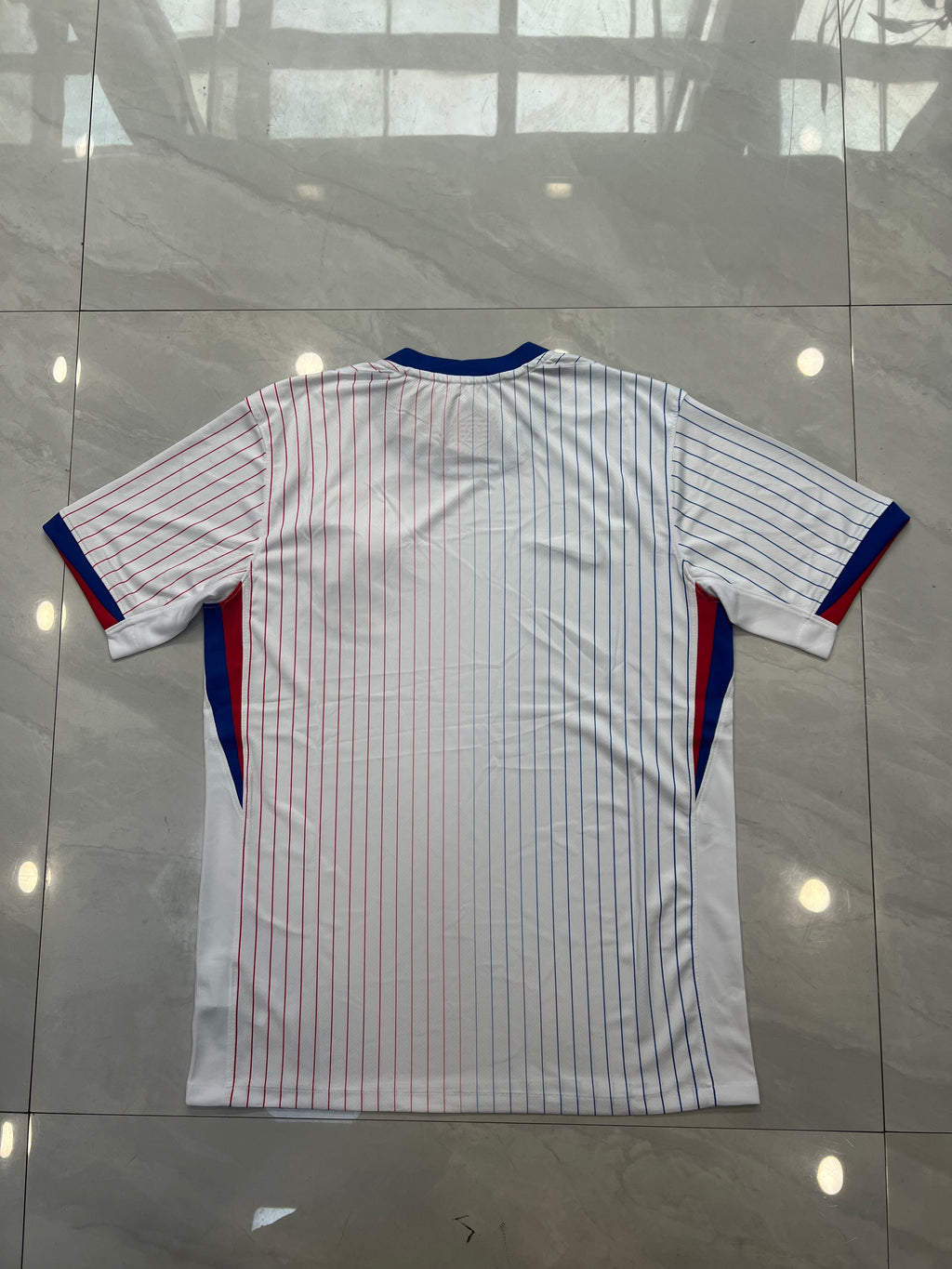 24 France Away - image 2