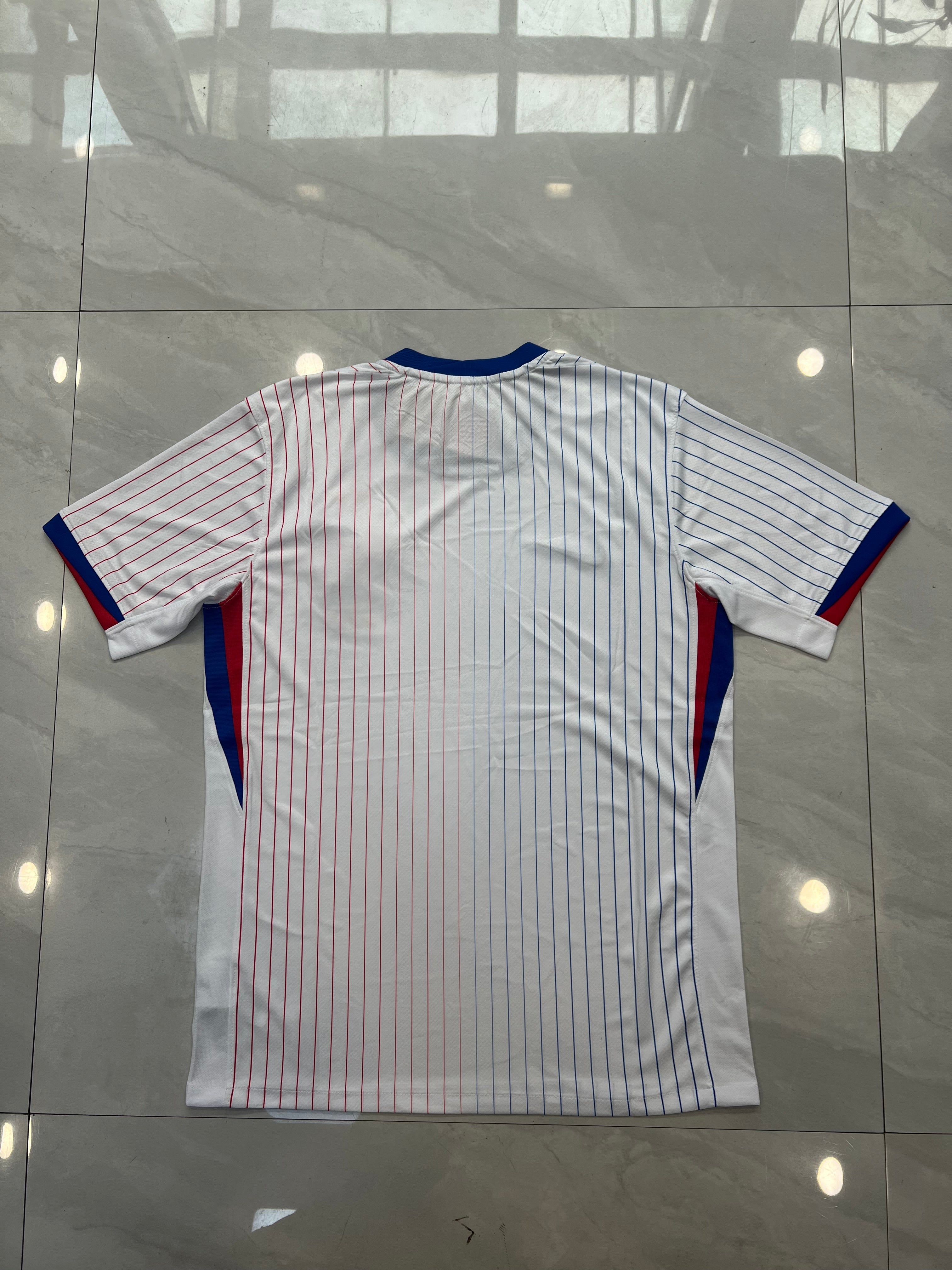 24 France Away - image 2